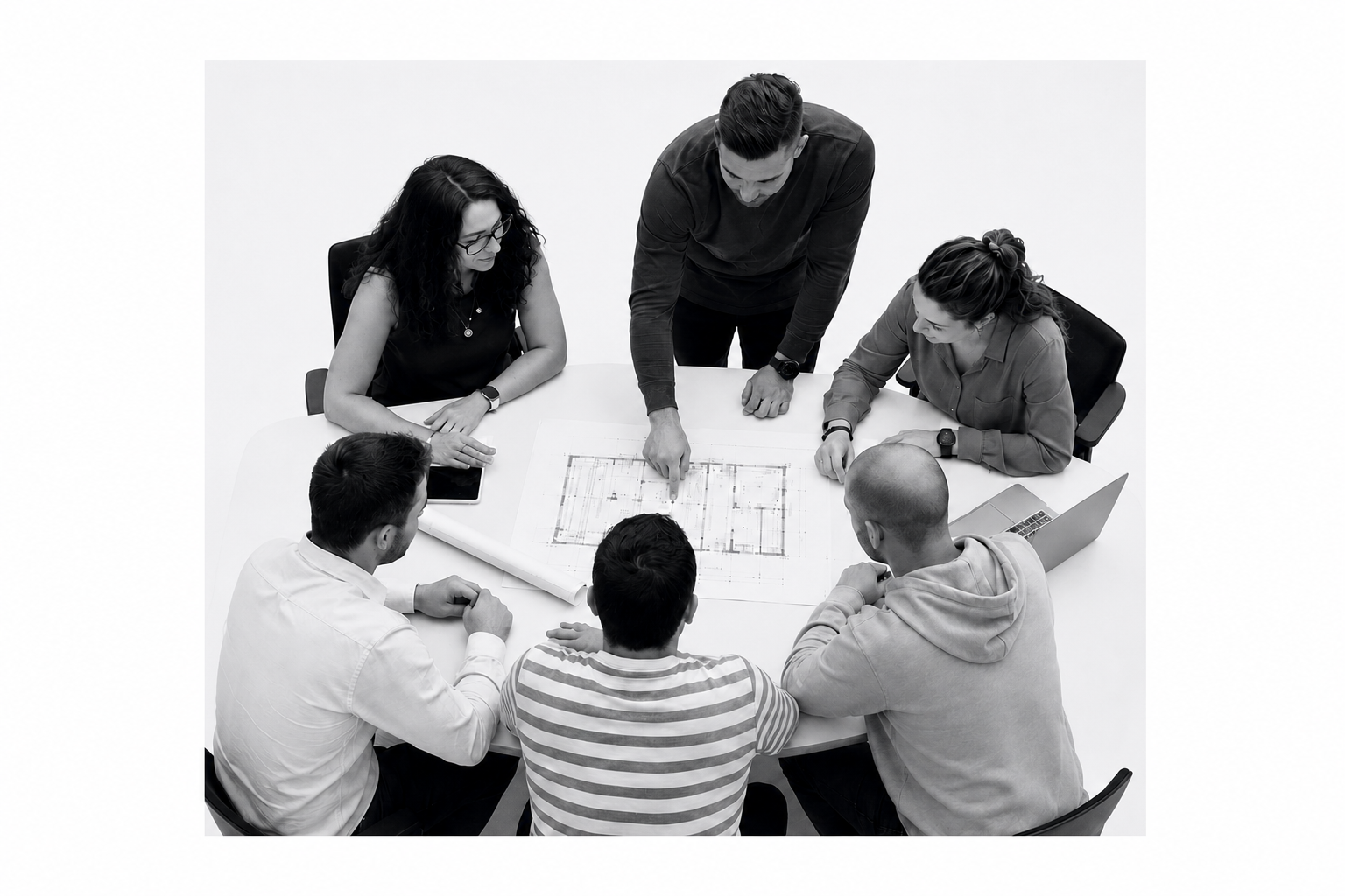 Equipo de ZACAM reunido revisando planos técnicos y coordinando un proyecto de ingeniería